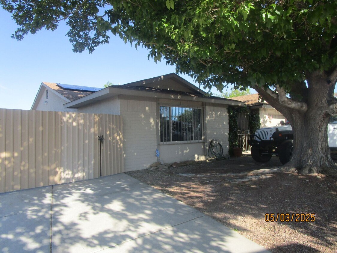 Foto principal - NW 4 BR Home large yard/outdoor space