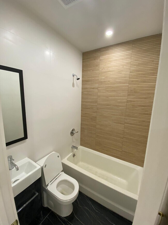 Foto del edificio - 351 E 26th St