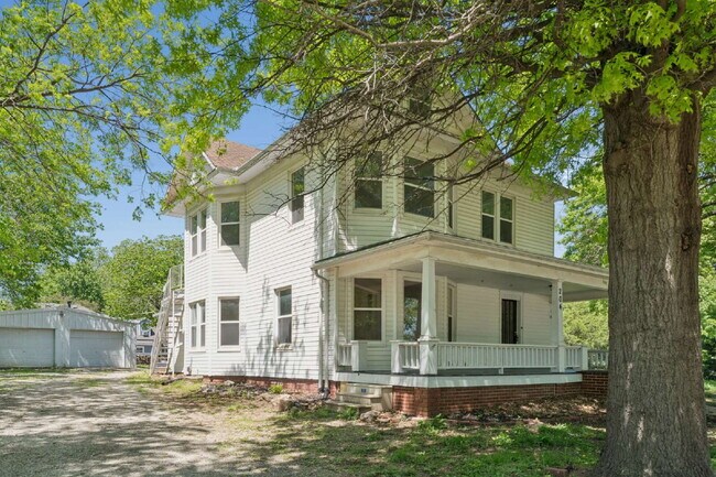 Foto del edificio - Welcome home to this stunning, light-filled rental that truly has it all! Featuring huge living s...