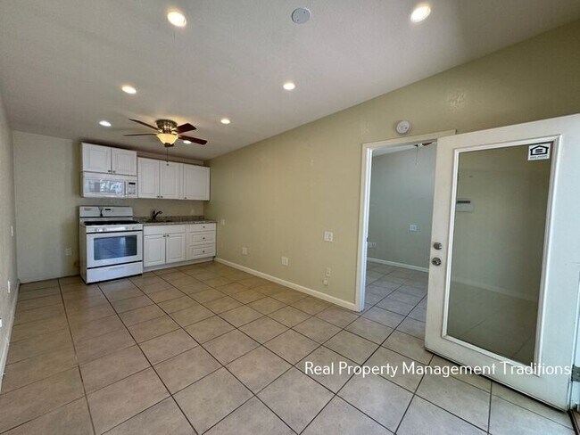 Building Photo - Great deal on a 1 + 1 in Lancaster!