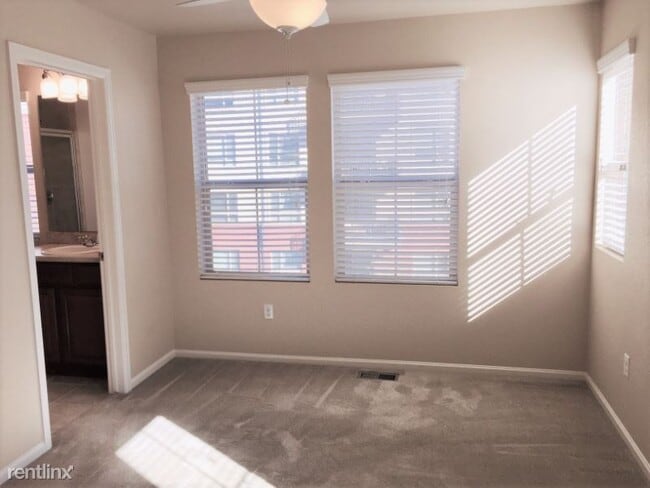 Building Photo - 3 br, 2.5 bath Townhome - 9498 Halstead Lane