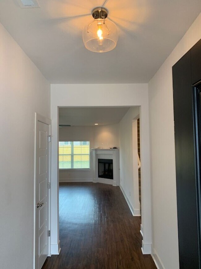 Building Photo - Spacious Luxury 4 Bedroom Home Springdale ...