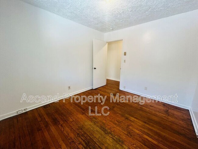 Building Photo - 2512 Laura St