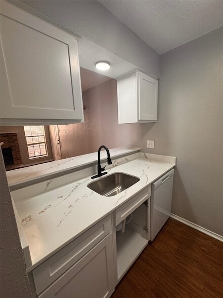 Building Photo - 9520 Royal Ln