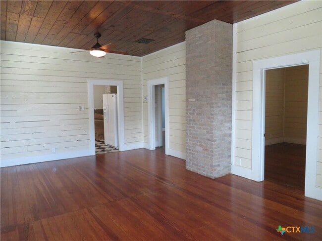 Building Photo - 610 E Krezdorn St