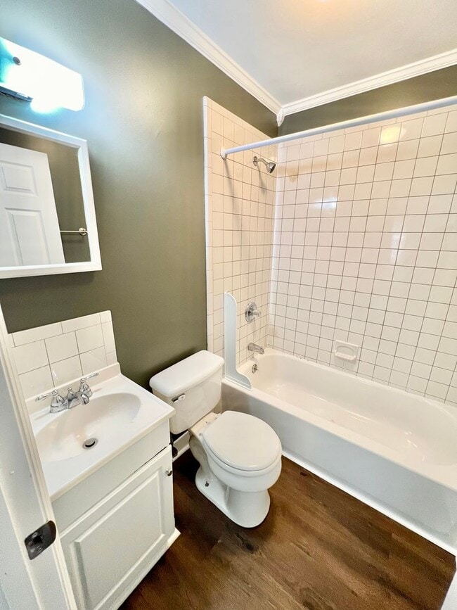 Building Photo - Available Now! 2 bed 1 bath Duplex in Madi...