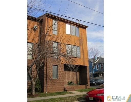 Primary Photo - 71 Redmond St