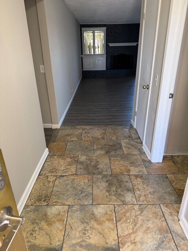 Foto del edificio - Fully remodeled 3 bed/2 bath home located in prime location just minutes from shopping, dining an...