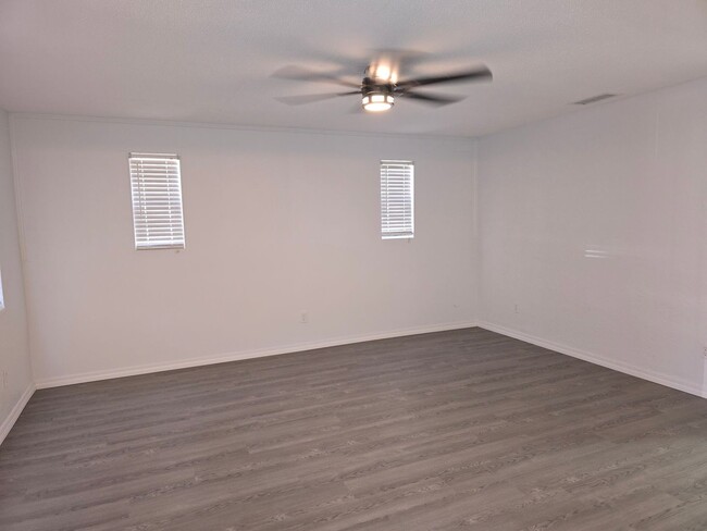 Building Photo - Available For IMMEDIATE Move-In! Remodeled...