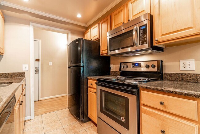 Building Photo - Renovated 3 Bedroom Condo in Reston!