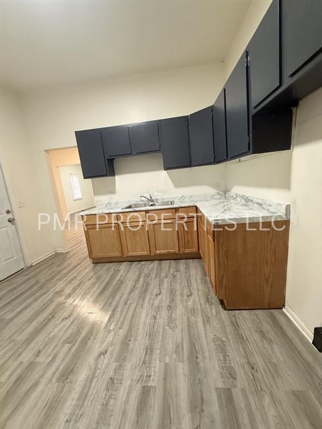 Building Photo - 2 Bedroom/ 1 Bathroom- House