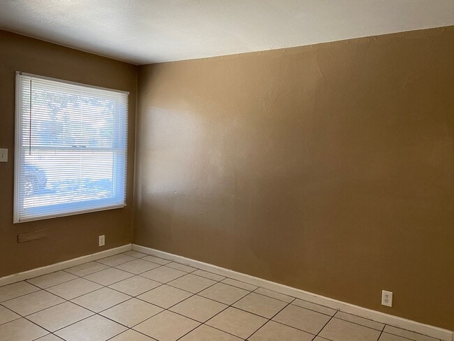 Building Photo - 2503 Lake St