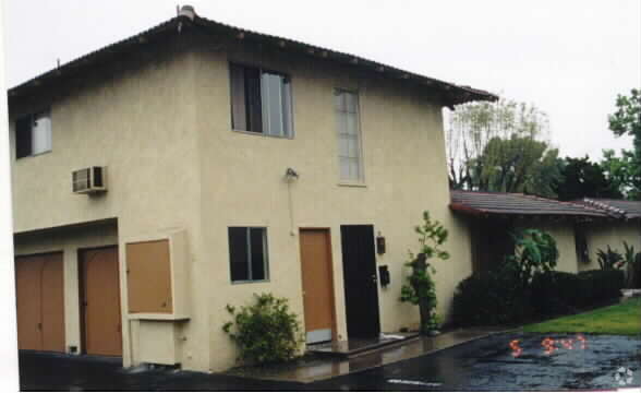Building Photo - 425 W Rosewood Ave