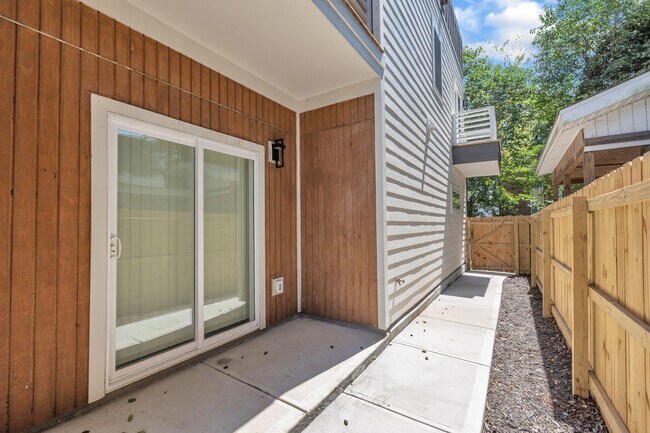 Foto del edificio - *Modern Construction Luxury Townhome - Downtown Raleigh*