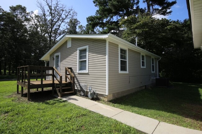 Building Photo - Charming 2-Bedroom Home with Modern Updates in Concord/Rock Creek Area"