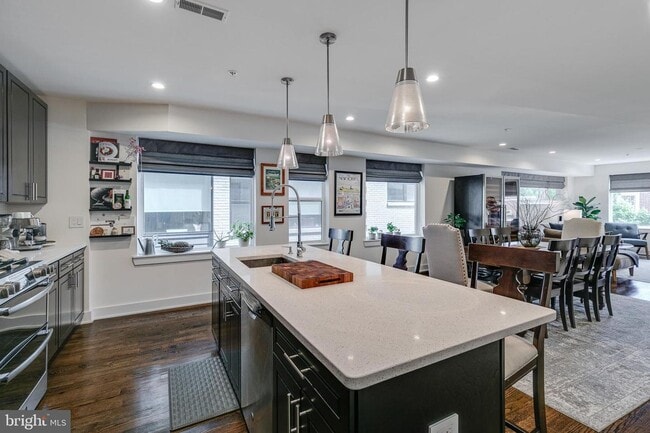 Foto del edificio - Spacious 3-Story Townhome with Roof Deck i...