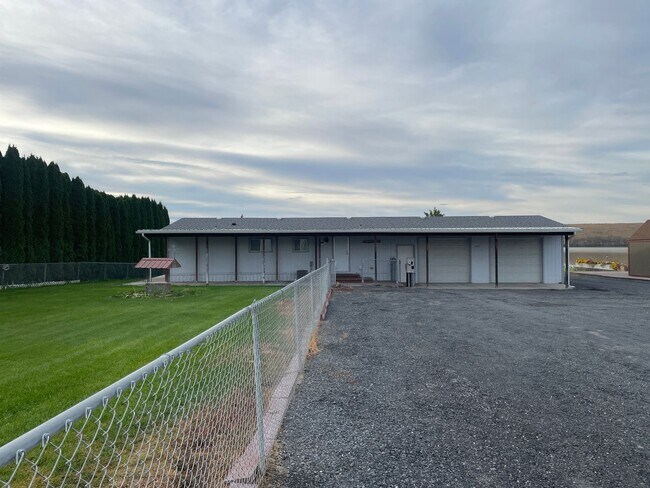 Building Photo - Lakefront Living In McConihe Flats!! PENDI...