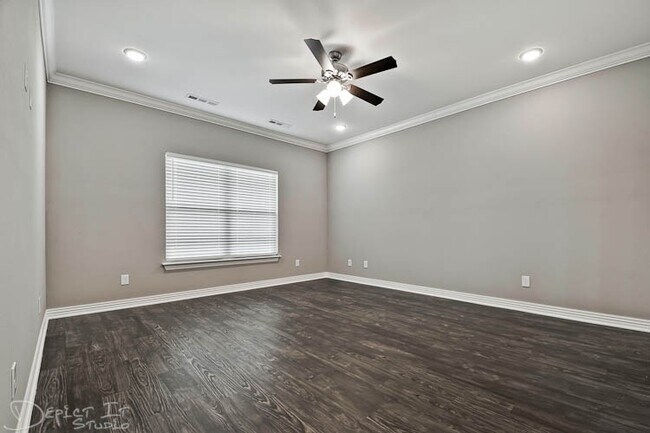 Foto del edificio - BEAUTIFUL BENTONVILLE HOME - LARGE FENCED IN YARD - BONUS ROOM UPSTAIRS
