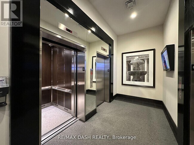 Building Photo - 438 King St W