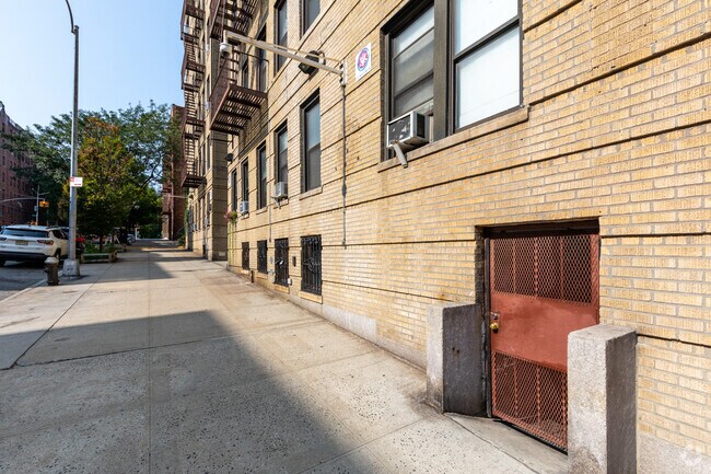 Building Photo - 254 Seaman Ave