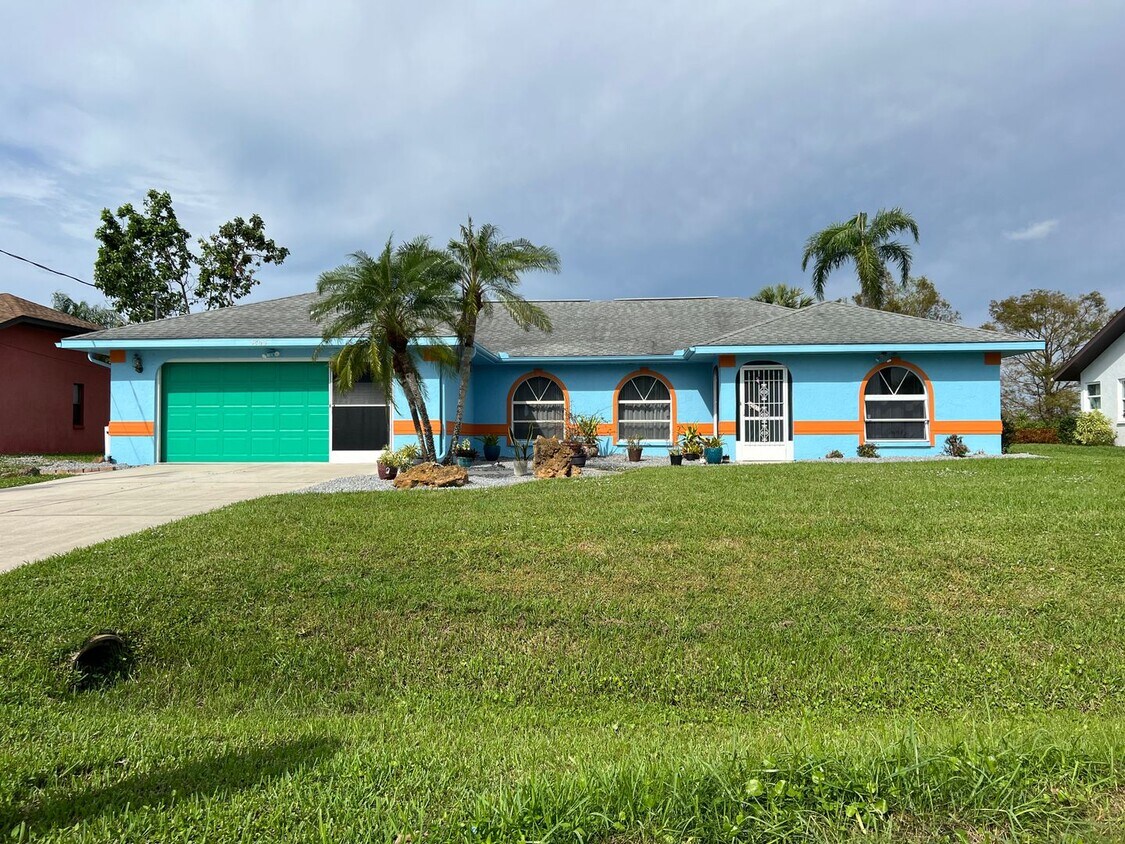 Foto principal - 3/2/2 pool home on lake in North Port