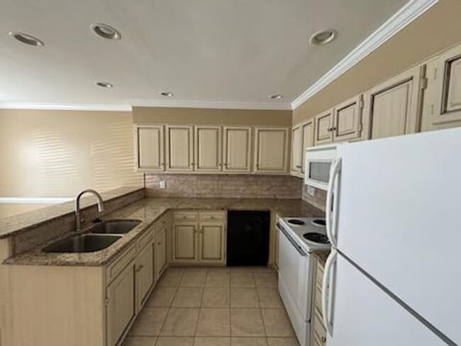 Building Photo - 2 Bedroom 2.5 bathroom Townhouse