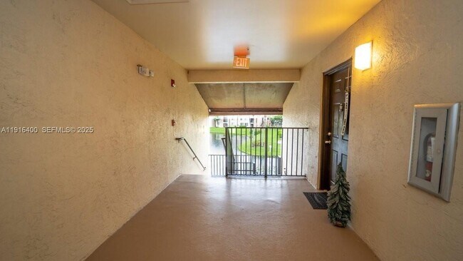 Foto del edificio - 2061 Renaissance Blvd