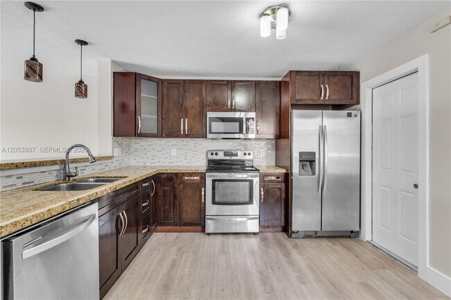 Foto del edificio - 7463 SW 164th Ave