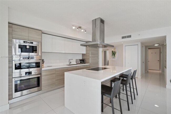 Building Photo - 300 Sunny Isles Blvd