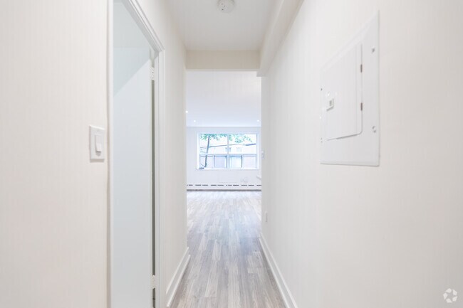 BACHELOR - Entrée - 345 Lonsdale