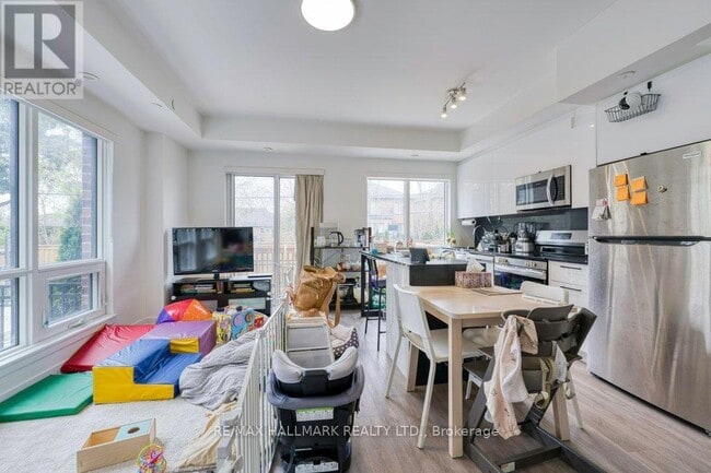 Building Photo - 861-861 Sheppard Ave W