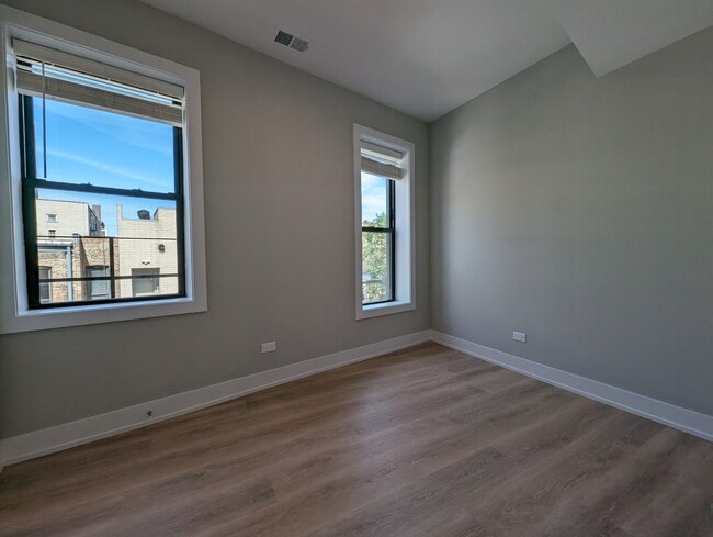 Building Photo - 437 W Belden Ave