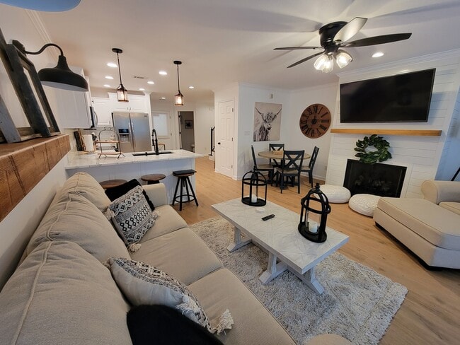 Building Photo - 188 Villa Pt