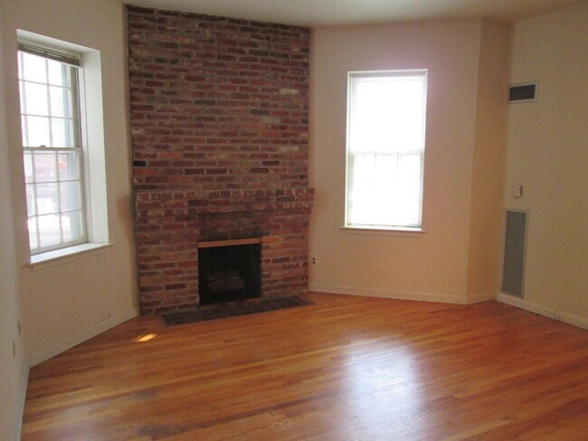 Foto del edificio - Dupont Prime Location Tree-Lined Corcoran St & 17th 1 bed 1 bath Condo UTILITIES INCLUDED.