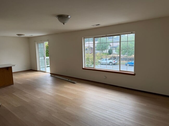 Building Photo - 705 N 6th St