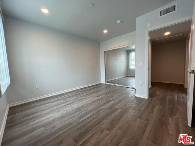 Foto del edificio - 1529 N Kingsley Dr
