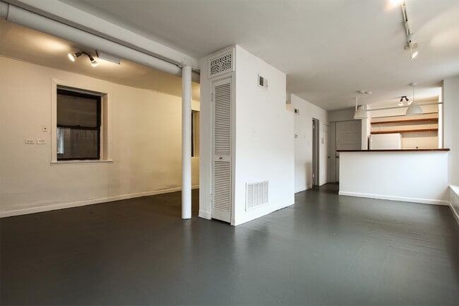 Building Photo - 728 W 19th St