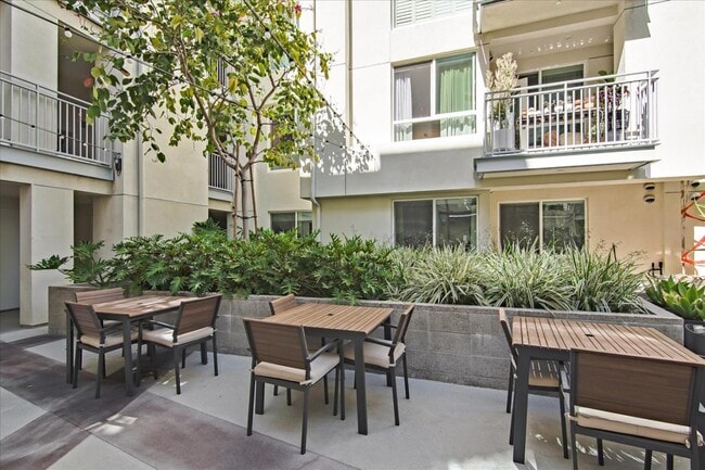 Foto del edificio - 12655 Bluff Creek Dr
