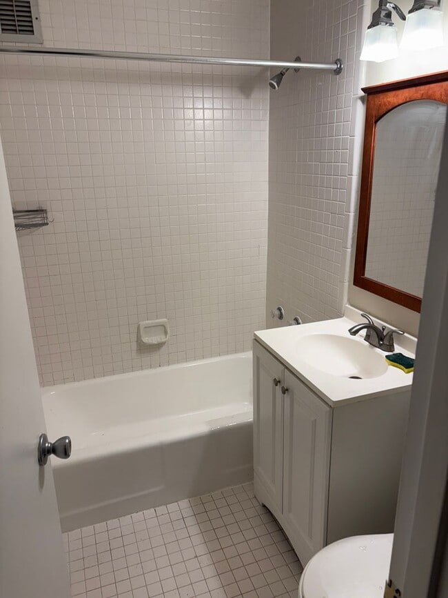 Building Photo - New Updated Spacious Studio