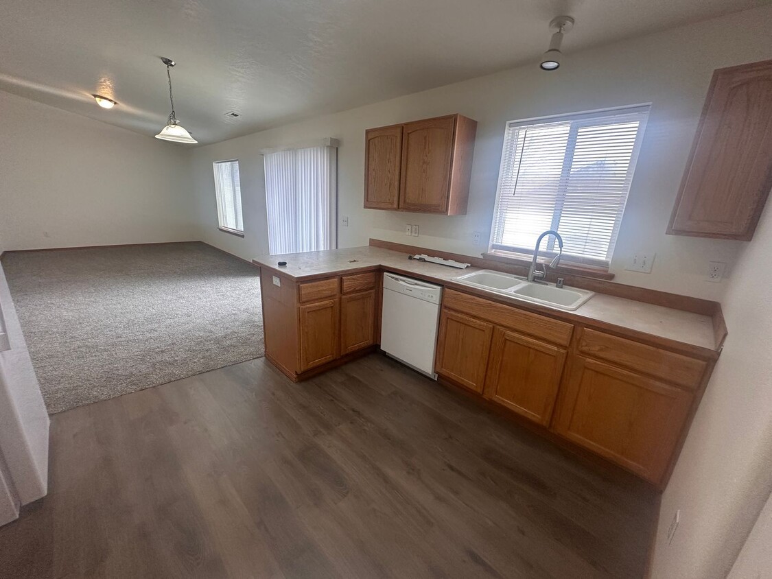 Foto principal - New Carpet, flooring & paint! 3 Bedroom 2 ...