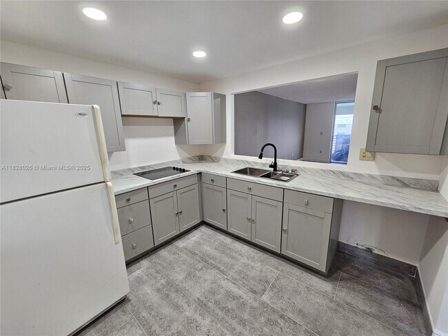 Foto del edificio - 3600 NE 170th St
