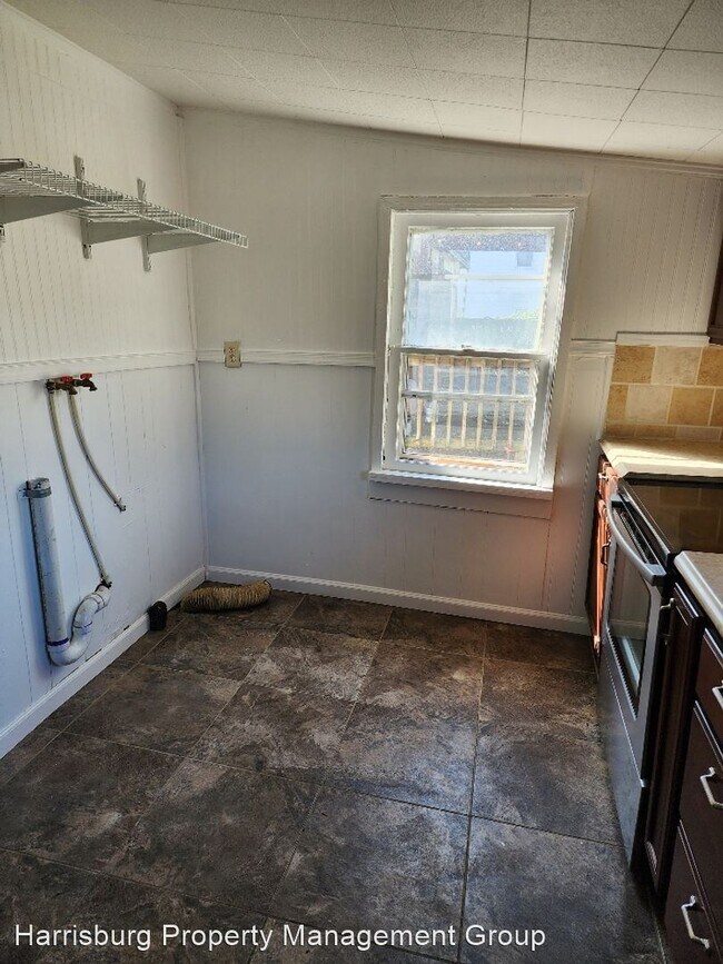 Building Photo - 2 br, 1 bath House - 258 W 2nd St