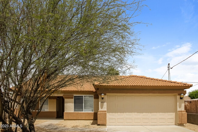 Building Photo - 2612 E Paradise Ln
