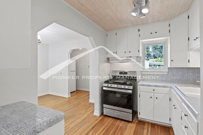 Foto del edificio - Charming Bungalow in Patty Jewett Neighborhood! 3bed, 2 bath, Enclosed yard, 1 car garage, carport