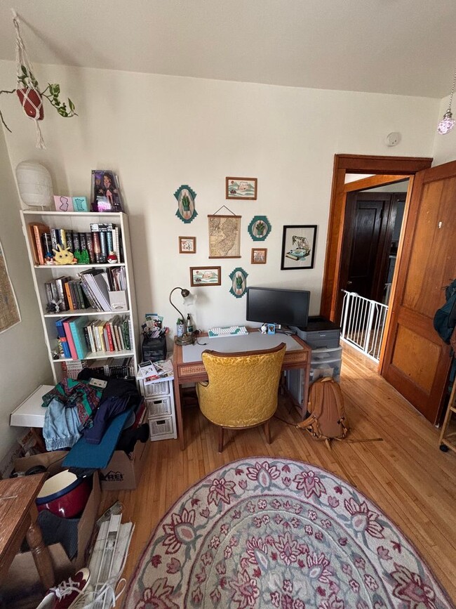 Building Photo - Spacious 3 Bedroom 2 Bath Unit in Northeas...