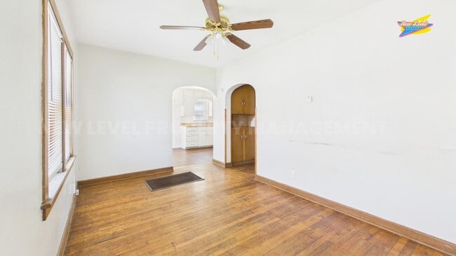 Building Photo - 413 E 6th St
