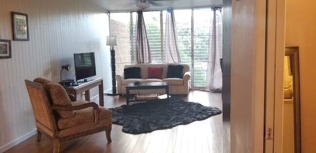 Building Photo - Spacious Upstairs One Bedroom Unit