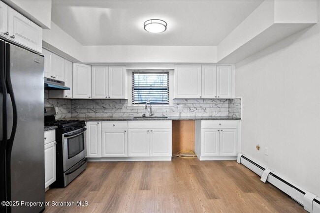 Building Photo - 134 Lampman St