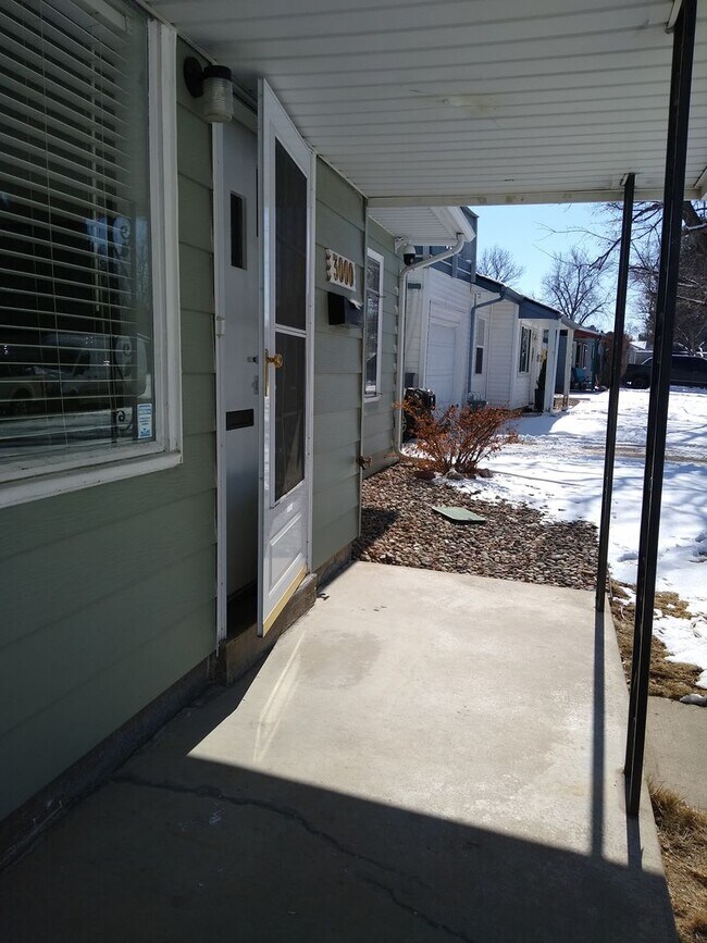 Foto del edificio - University Hills  Adorable 2 Bed 1 Bath Home with HUGE Fenced Yard, Central Air/Heat, Garage and ...