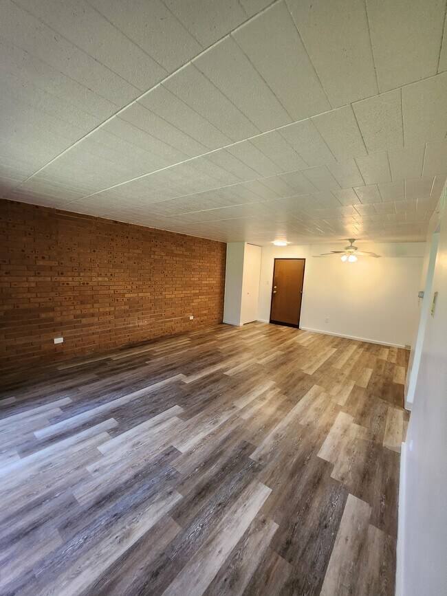 Sala de estar con piso - Pebble Creek